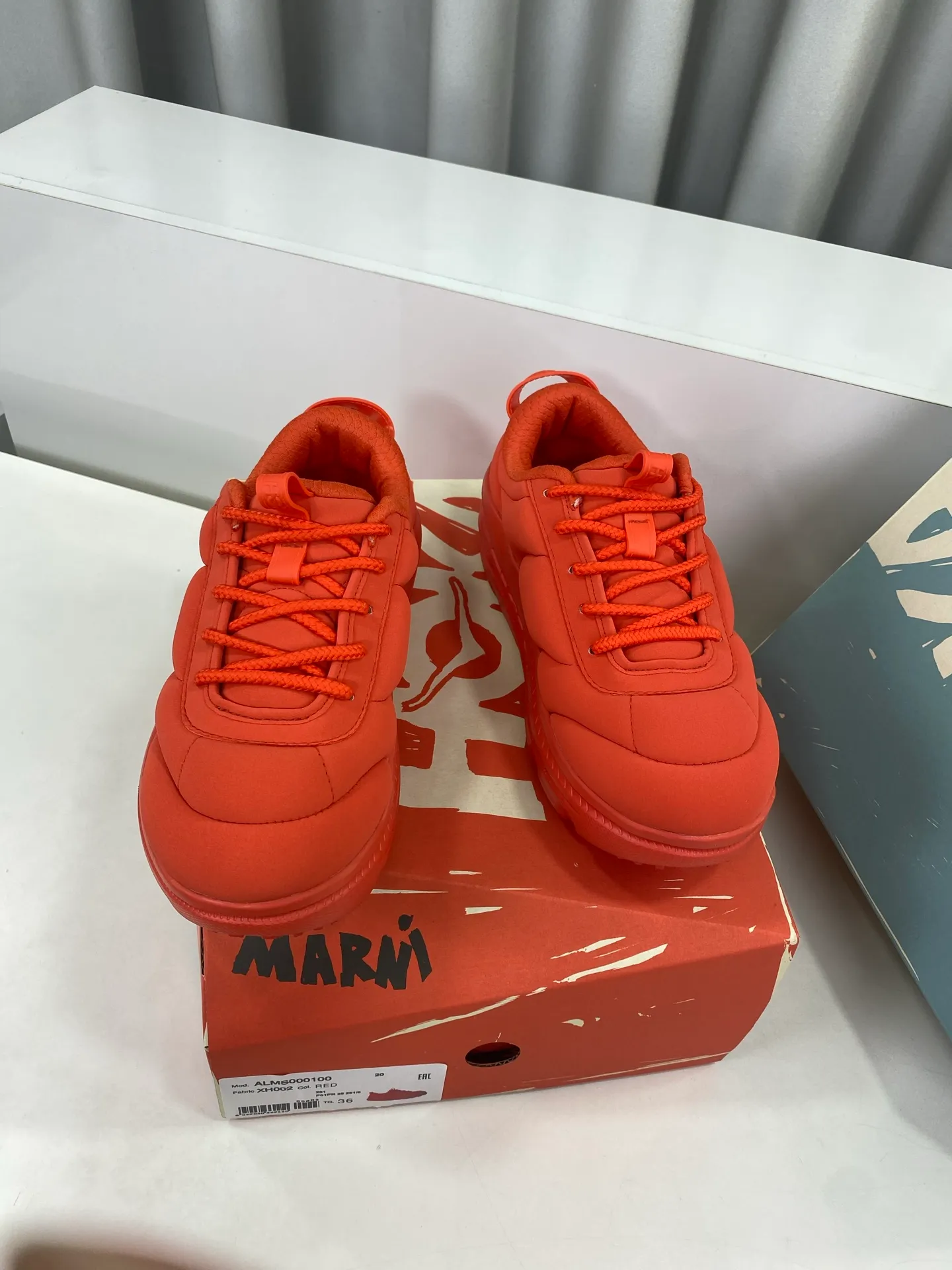 👟👟Ex-factory price 600👟👟 Marni✖️hoka co-branded 25ss sports, mountaineering and hiking bread shoes☑️ The BONDI series, designed in conjunction with the Italian luxury brand MARNI, has transformed into a more bold and unique design with its maximized cushioning performance. Known for its highly artistic designs and bold spirit that transcends established concepts, this collaboration combines highly cushioning foam with Japanese-made quilted upper materials for a modern interpretation. This is a pair that straddles the T stage and the street, and is the ultimate blend of high fashion and athleisure. ▪️Fabric: original customized nylon cloth ▪️Inner padding: breathable mesh ▪️Outsole: original customized open-molded ultra-light foam outsole ▪️Size: 35-40 (custom-made women’s size 40 is non-refundable)